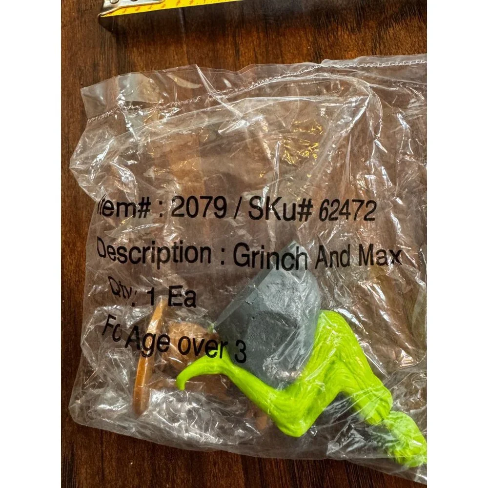 NEW The Grinch & Max Cake Cookie Topper Action Figure Toy filler Stuffer 2079